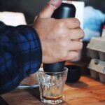 ⁦عرض صانعة القهوة المحمولة مع مطحنة حبوب البن اليدوية⁩ - الصورة ⁦8⁩
